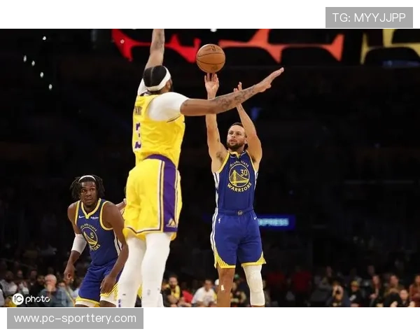 勇士三分雨创历史，连续三场至少10名球员命中远投