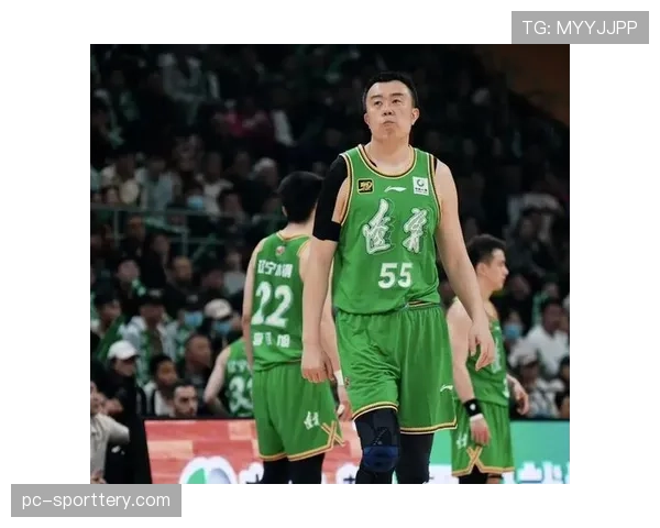 【2026年4月CBA联赛·赛后·特写终场哨响，易建联与韩德君在中圈拥抱致意